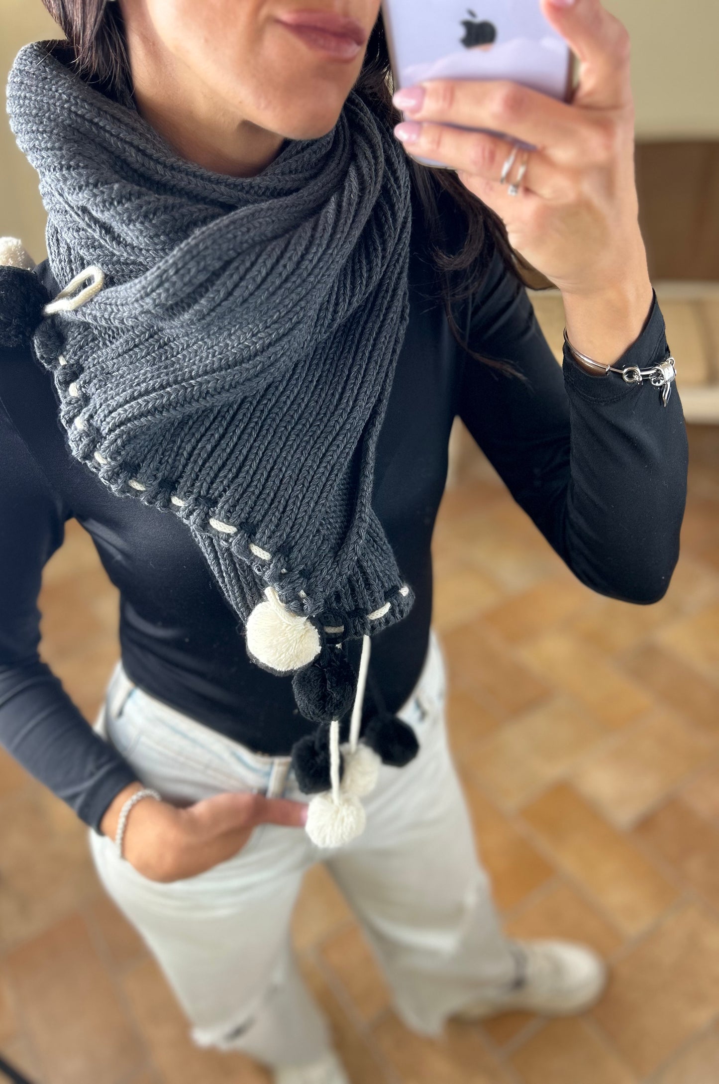 DKNY sciarpa pon pon