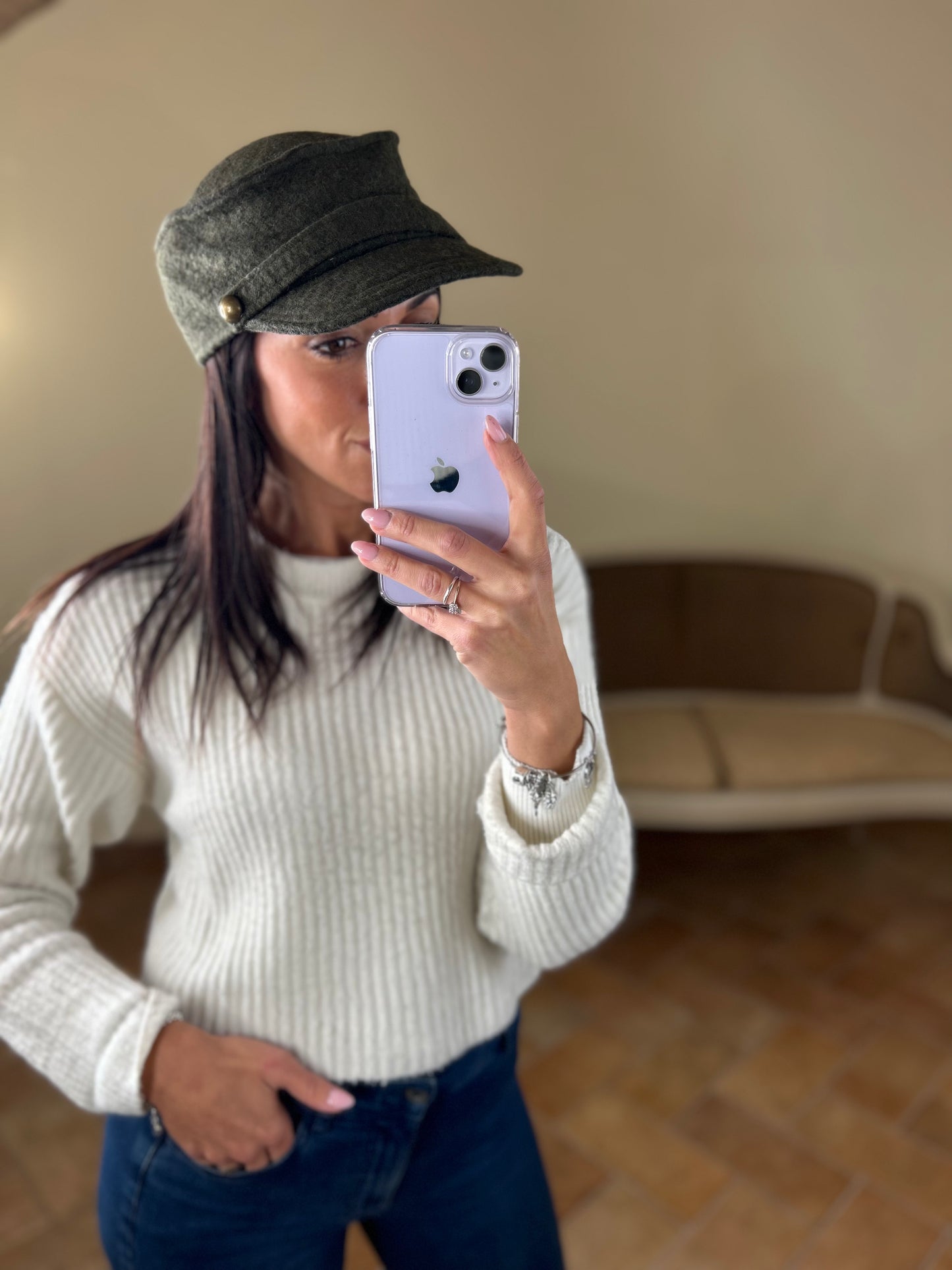 DKNY - cappello con visiera e borchie laterali