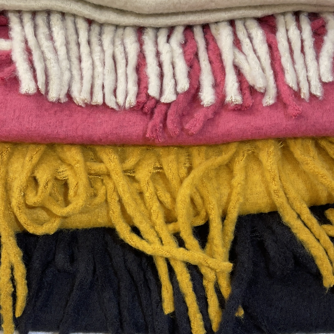 Maxi sciarpa frange tinta unita